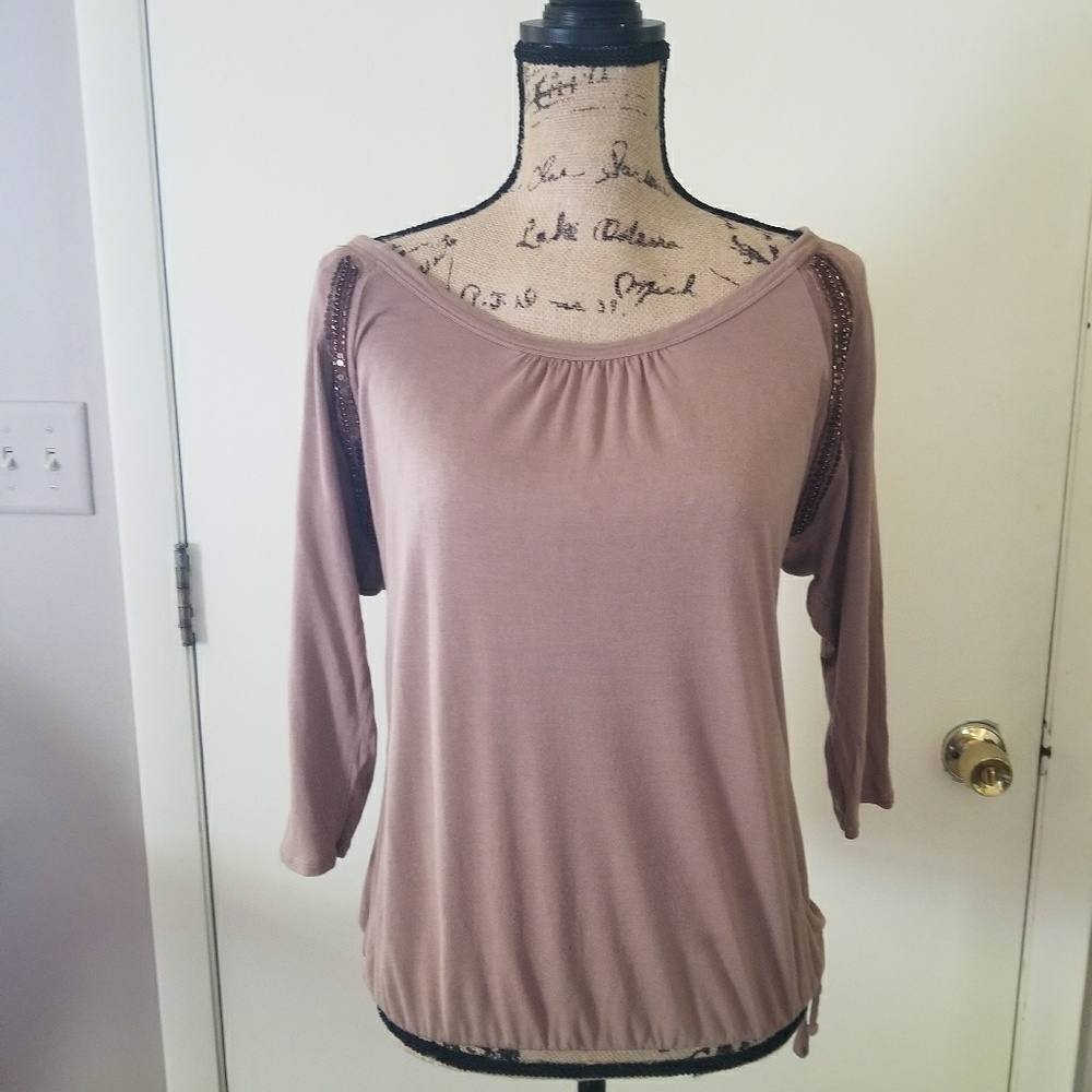 Gap top with shoulder bead details